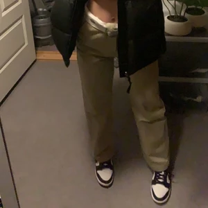 Beiga Dickies byxor i strlk W24  - Ett par jättefina Beiga Dickies byxor som jag köpt för ett bra tag sedan för 799kr från carlings, jag är 156cm och dom sitter bra, lite långa bara- skulle passa någon som är 160-170cm bäst!