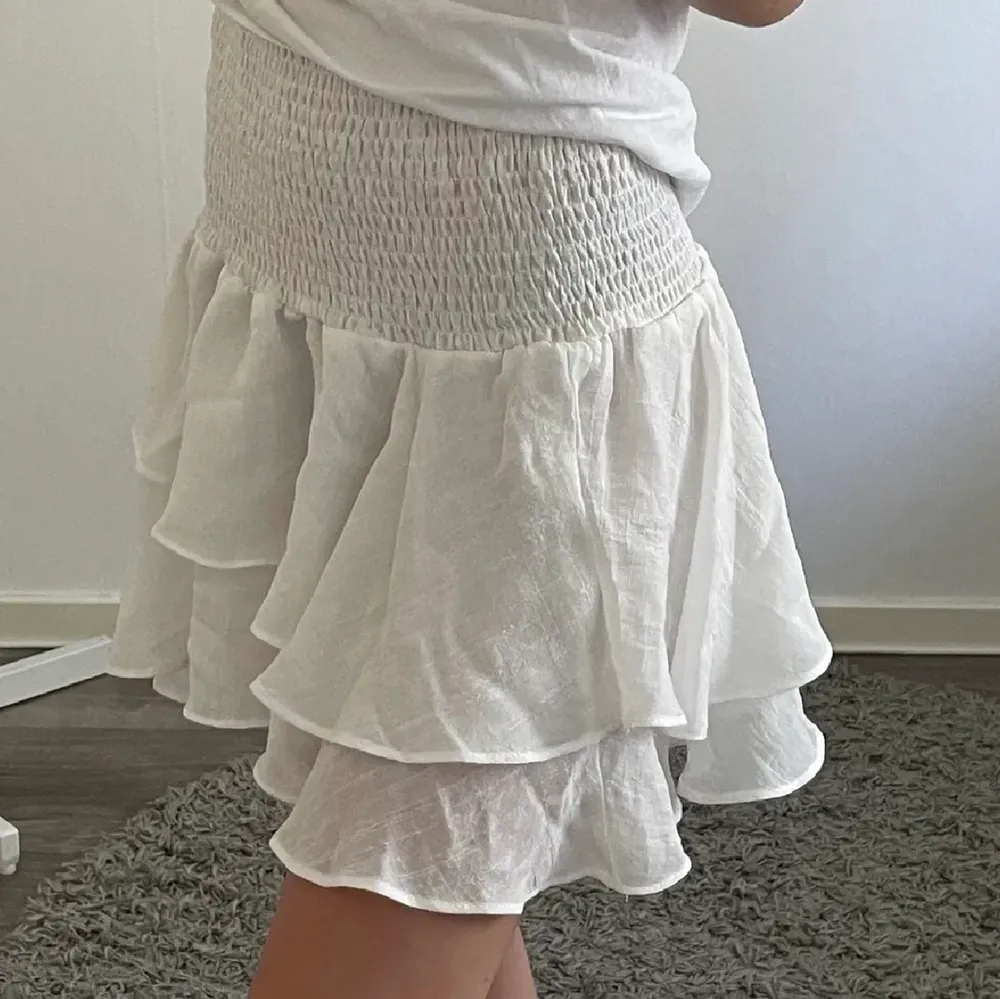 en jättefin vit volangkjol, chelsea liknande kjol. köptes här på plick men säljer nu pga ingen användning💕 bilderna är lånade!!. Kjolar.