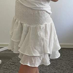en jättefin vit volangkjol, chelsea liknande kjol. köptes här på plick men säljer nu pga ingen användning💕 bilderna är lånade!!