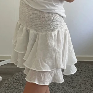 chelsea kjol  - en jättefin vit volangkjol, chelsea liknande kjol. köptes här på plick men säljer nu pga ingen användning💕 bilderna är lånade!!