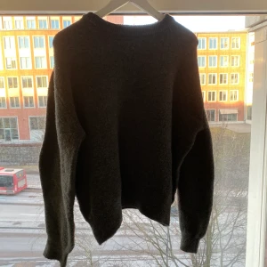 Tröja - Säljer min gråa tröja från Zara. Storlek S men skulle även kunna säga att den passar XS