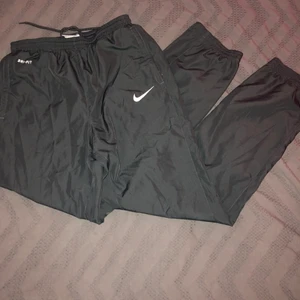 Nike byxor  - Nike dri-fit byxor. I storlek junior M. Ny pris 400kr en liten fläck vid knäna, som inte syns så tydligt. Skulle passa en xxs