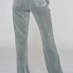 Juicy byxor❤️ - Hej jag söker i dem hör färgerne xs fungerar också om du skulle ha det och skulle gärna vilja mötas i Borås eller gbg spelar ingen roll❤️ kontakta mig om du skulle vilja sälja dina byxor❤️