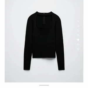 Populär zara topp - INTRESSEKOLL! Jättefin topp från zara. Köpte jättenyss så är i toppskick. Detta är endast intresse koll då jag vill se hur mycket jag kan få för den, så inte säker på om jag vill sälja. Den är i storlek L men passar mig som är en S, lite stor vid hålet i tröjan men inget som stör mig. Älskar toppen i övrigt men vill som sagt se hur mycket jag kan få för den 