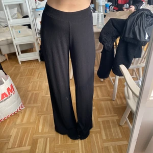 2 st Svarta byxor i S, likadana - Har två sånna här byxor från Gina Tricot, nästan nyskick på båda, det är nåra små trådar som sticker ut lite men det syns inte så väl. Väldigt luftiga o tunna byxor perfekt till våren. För  ett par 40kr o för båda 60kr + frakt 