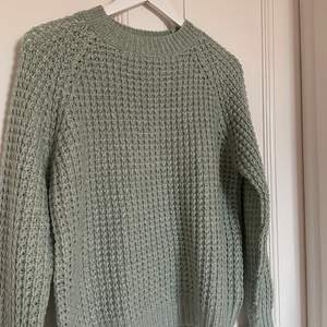 En jättesöt ljusgrön stickad tröja i storlek xs köpt ifrån lager 157. Säljer då jag tyvärr inte använder denna. 