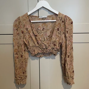 Blommig magtröja - Blommig magtröja från Pull&Bear i st S, liten i storleken