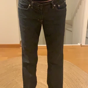 Jötte fina jeans - Säljer mina jätte fina jeans som jag köpte på sellpy, jätte bra skick och passar till allt. Säljer pga av att dem är förstora på mig midjemåttet e ungefär 76 cm. Jag köpte för 150kr o säljer för 110kr. Kom priv för fler bilder eller frågor💗 frakten är 79kr o köparen står för den💗
