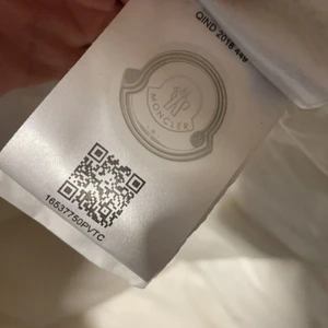 Moncler jacka Size 2/S/M - Skick:6.5/10 pga den lilla plastfläcken på armen. Annars bra skick.  