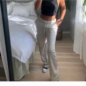 linnebyxor - !lånade bilder från ägaren innan! byxorna är från h&m, nypris 299. Säljer pga att jag är för lång för dessa byxor. skulle passa någon som är ca 155-160cm lång💓 fint skick bara använda några få ggr. Ägaren innan sa att hon hade lagt upp dom och då är byxorna därmed kortare. Går därför också att lägga ner dom igen.❤️