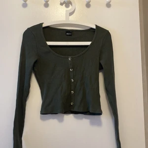 Tröja - En mörkgrön tröja från Gina tricot. Aldrig använd. Storlek M men passar även S!