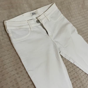 Vita jeans  - Vita jeans, aldrig använda då de är för små.