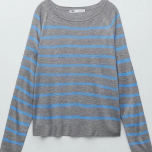 Zara blågrå randig tröja - Säljer min fina blågrå randiga tröja från zara. I mycket bra skick då den endast är använd två gånger. Finns fortfarande kvar. 🌟  Buda inte om du inte är säker på att du vill ha den! 