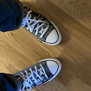 Converse - Helt nya converse, aldrig använda! Så coolt mönster. Kan mötas i Uppsala annars står köpare för frakt 