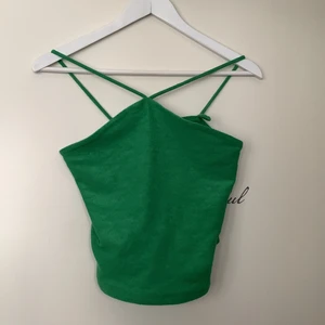 Grön topp i frotté material - Grön topp i frotté från GinaTricot med sneddade band i storlek M. Jättefin topp som tyvärr blivit förstår. Jag har sytt upp banden då dom var för långa där av ugglorna därbak men dom är bara att sprätta upp om man vill ha full längd.