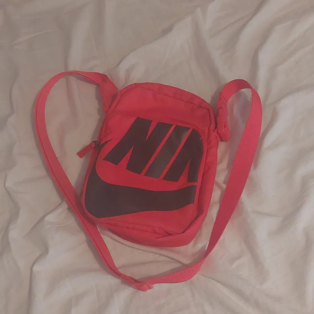 Nike väska helt nytt skick.. Accessoarer.