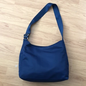 weekday väska - populära weekday väskan som är slutsåld. använd 1 gång. köparen står för frakt 💚