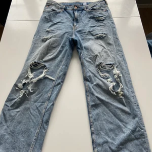 baggy jeans - Dom här baggy jeansen från H&M är superfina och sköna, dom passar perfekt i längden för mig som är 170. Dom sitter jättefint på! 