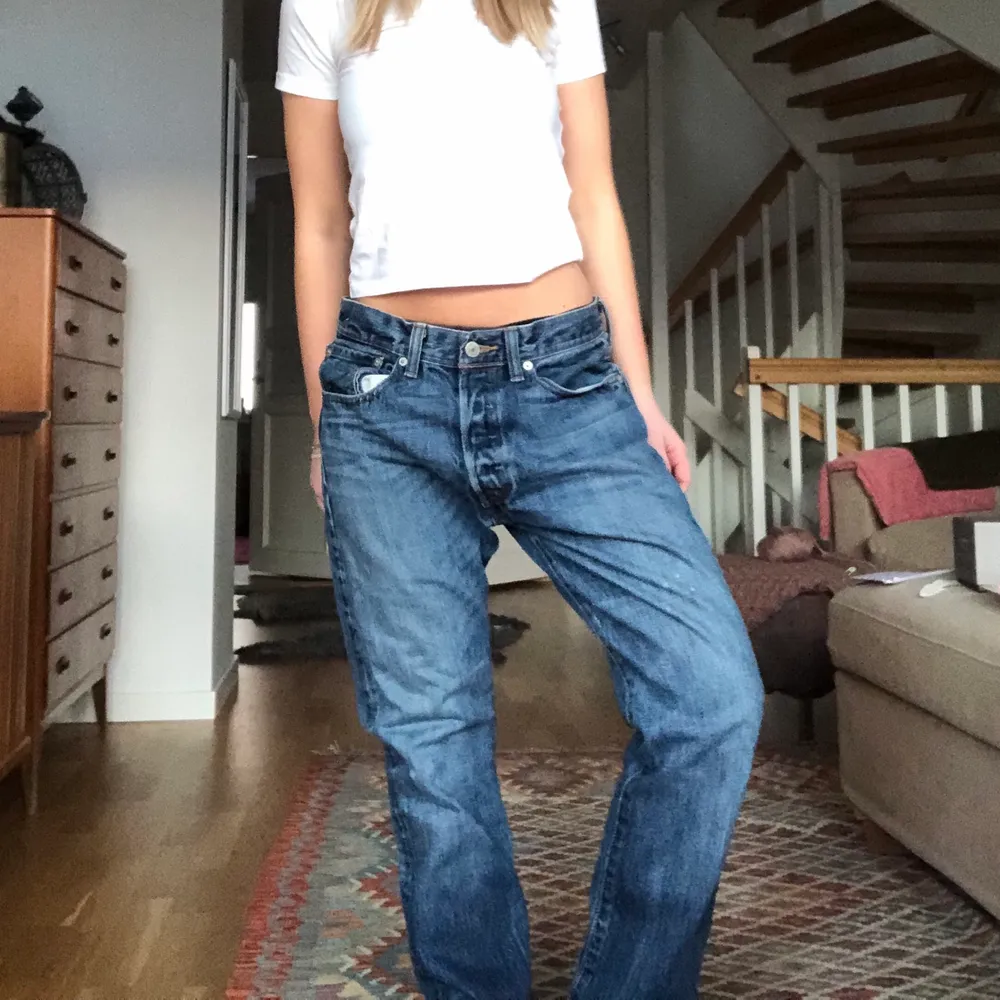 Levis 501!!! Perfekta jeans i fin färg. Innerbensmått: 81 cm, midjemått: 85 cm. Jag är 153 cm och de är väldigt långa på mig! Fråga gärna efter fler bilder eller så💕. Jeans & Byxor.