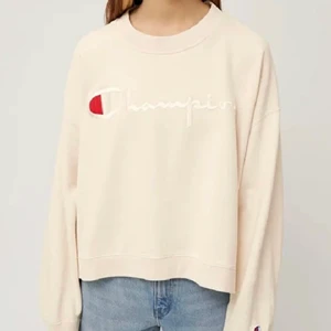 CHAMPION SWEATSHIRT - jättefin ”ljusbeige” sweatshirt från märket champion! kommer tyvärr inte till andhämtning och därför säljer jag. Den är i storlek s men sitter ganska overaized på mig. Hör av dig vid några frågor!💓💓