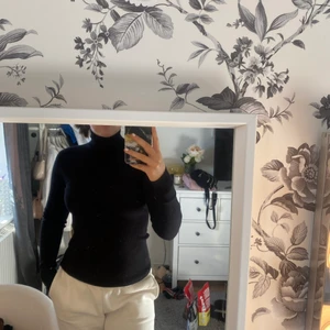 Ribbad polotröja  - Säljer en svart polotröja från ginatricot, helt oanvänd, superskönt och fint material... storlek M, pris 80kr 