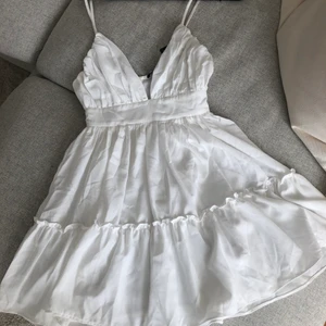 Studentklänning  - Superfin studentklänning från Pretty Little Thing. Storlek 34/6, aldrig använd endast testad. Köpt för 500kr 🤍 tyvärr för liten för mig