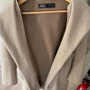 En så snygg kappa från Zara som tyvärr inte kommer till användning längre🤍🤍