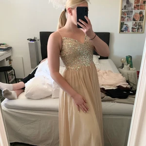 Beige balklänning - Fin balklänning i färgen beige/champagne!!! Storlek XS