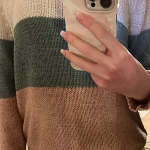 Stickad tröja! - Plagget är i storlek XS, den passar mig bra. Skicket är jättebra knappt använd. Köptes för 1,5 år sedan ungefär. Pris kan diskuteras!