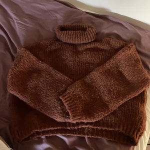 Stickad Polotröja  - En brun stickad polotröja i storlek medium, rätt gammal men inga fläckar eller skador. Den är lite nopprig men fortfarande bekväm och kliar inte enligt mig. Fick den från min syster men det står att den är från Dilvin. Den kostar 116 kr inkl frakt. Kontakta för mer info och bilder. 