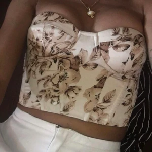 Söt korsett i XS-S - Använd fåtal gånger. Jag har storlek S men passar även XS. Väldigt bra skick! FÖRSR TILL KVARN 💓 
