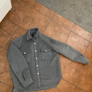 Skjortjacka storlek 40 - Skjortjacka ifrån Gina Tricot storlek 40. 