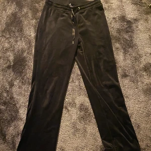 Gina tricot mjukis byxor - Säljer mina cecilia velour trousers mjukis byxor som har knappt använts. Säljs för ett rimligt pris. Priset kan även diskuteras. Skicka meddelande för flera bilder 💕