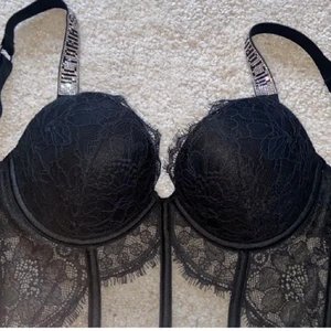 Victoria secret Bh - Väldigt fin svart Victoria secret BH som är sparsamt använd och är i väldigt bra skick. Säljs pågrund av att den är för liten för mig. Kom privat för frågor❤️