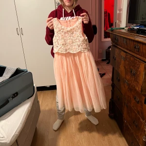 Klänning - Säljer denna fina klänning. Använt 1 gång på skolavslutning. Väldigt fint skick och väldigt skön! Skriv om frågor eller intresse♥️