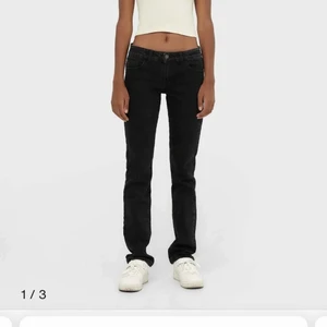 Lågmidjade svarta jeans  - Lågmidjade svarta jeans från Zalando, storlek 34, nästan aldrig använda💓