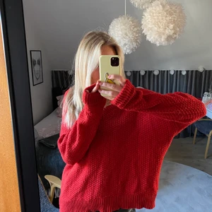 Oversized stickad tröja - Världens mysigaste stickade tröja från zara i oversized modell med snygg urringning 