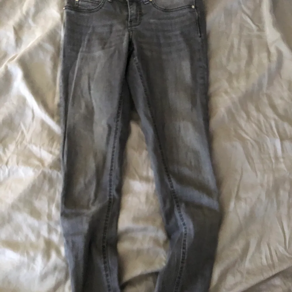 Jätte fina gråa lågmidjade jeans från Gina tricot aldrig använda och i jätte bra skick säljer på grund av att dom är lite för små 💓. Jeans & Byxor.