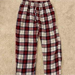 Röda pyjamasbyxor HM - (Första och sista bilden är lånad) Slutsålda pyjamasbyxor från herravdelningen på H&M. Jättesköna och bra skick. Köparen står för frakten