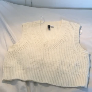 Vit fin top  - Säljer den här jätte fina toppen. Säljer på grund av att den inte kommer till användning längre. Som ni ser på 3 bilden har  den litet hål, men man märker inte det men jag kommer sälja den för 35 den är köpt för 150, kom privat om ni vill ha mer bilder.❤️