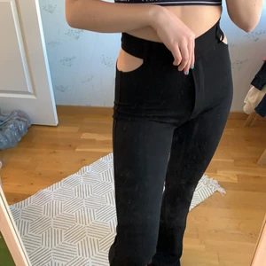 Euphoria byxor - Svarta byxor med hål på höfterna. Euphoria inspirerade. Så fina och skönt matrial. Skriv om du har frågor