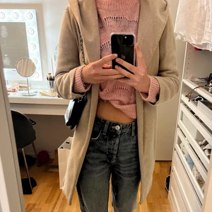 Zara kappa - Säljer min sparsamt använda kappa från zara i perfekt skick. Säljes då den inte används. Vid intresse kan jag skicka fler bilder.