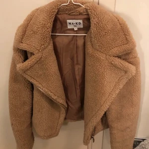 Teddy jacket - En helt ny teddyjacket från nakd värde 900kr , aldrig använd. Säljer pga att den inte kommit till användning 