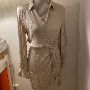 Klänning  - Klänning från H&m. Jag tycker sista bilden visar färgen bäst. Tyvärr för liten och kort för mig som bär strl 36 så har inga bilder. Lite skrynklig tror det är modellen men går säkert att stryka bort lite. Passar nog någon som är lite kortare och bär 32/34💖