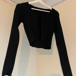 Svart topp - En svart topp med knyten i fram. Från SHEIN. Storlek S. 