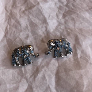 Örhängen  - Större örhängen i form av elefanter, fick av en kompis men aldrig använt själv. Okänd metall. Dm för mer info 💗💗