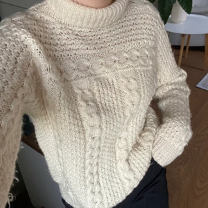 Vanilj-vit Stickad tröja!  - Säljer denna vanilj-vita stickade tröjan! I väldigt bra skick😁