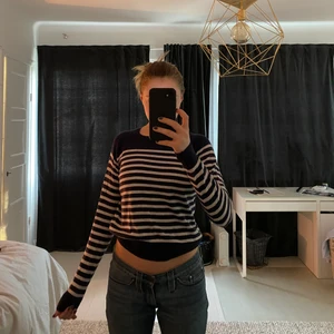 Randig tröja - Skitsnygg blå och vit randig tröja från zara i strl S använd ett fåtal gånger så i väldigt bra skick. Den finns inte kvar på hemsidan