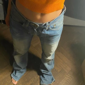 Raka Levis jeans mid waist  - Najsa långa raka levis jeans mid waist. Stl 32/34 men skulle säga att de är mindre i stl. Säljer då de är för långa på mig. 250 kr