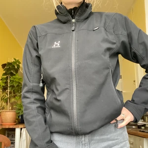 Vindjacka från Haglöfs  - Snygg vindjacka från haglöfs! Justerbar i midjan!